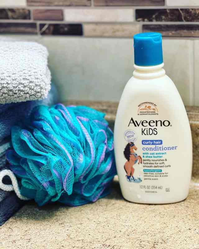 Aveeno Baby Kids Curly Hair Shampoo With Oat Extract & Shea Butter 354 ml