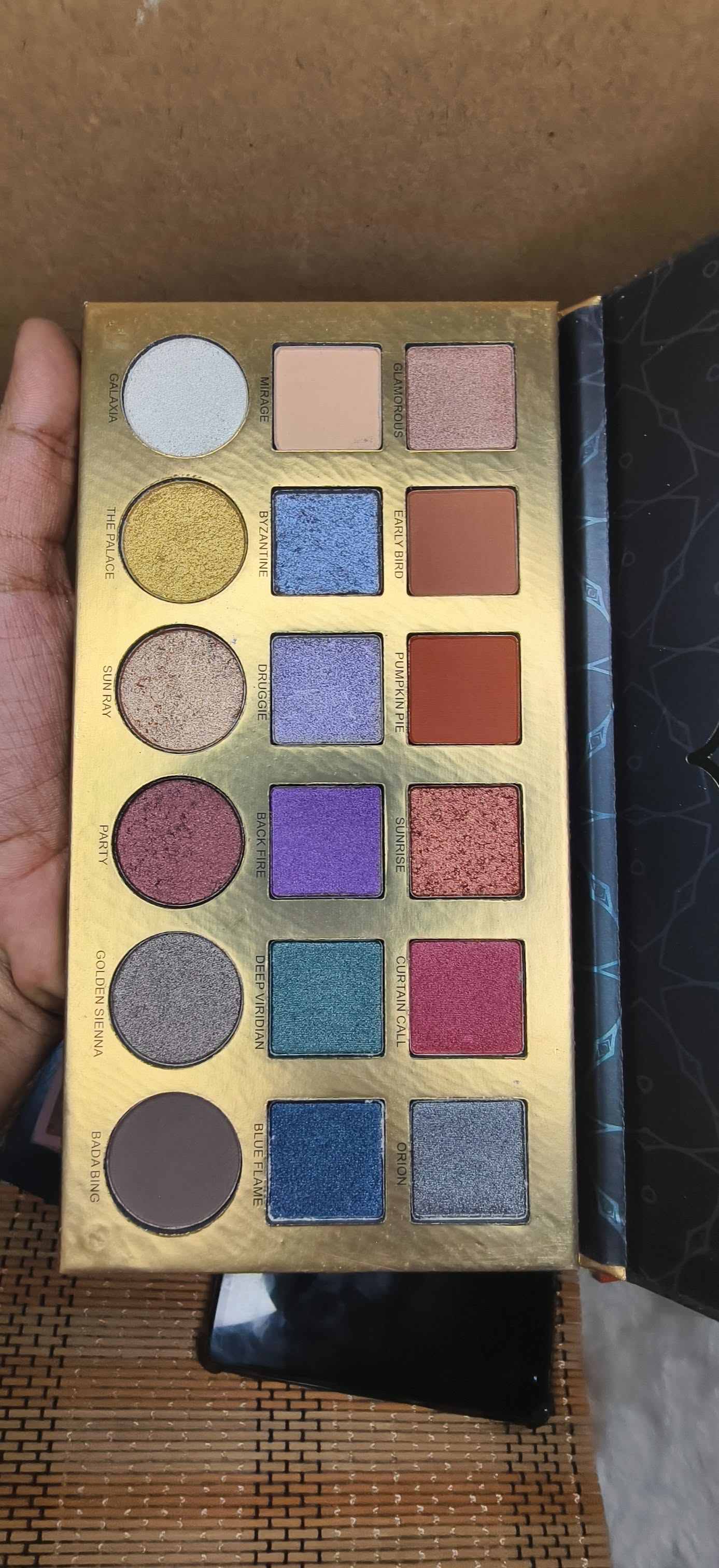 Rosawee 18 color reach pigmented eyeshadow palette