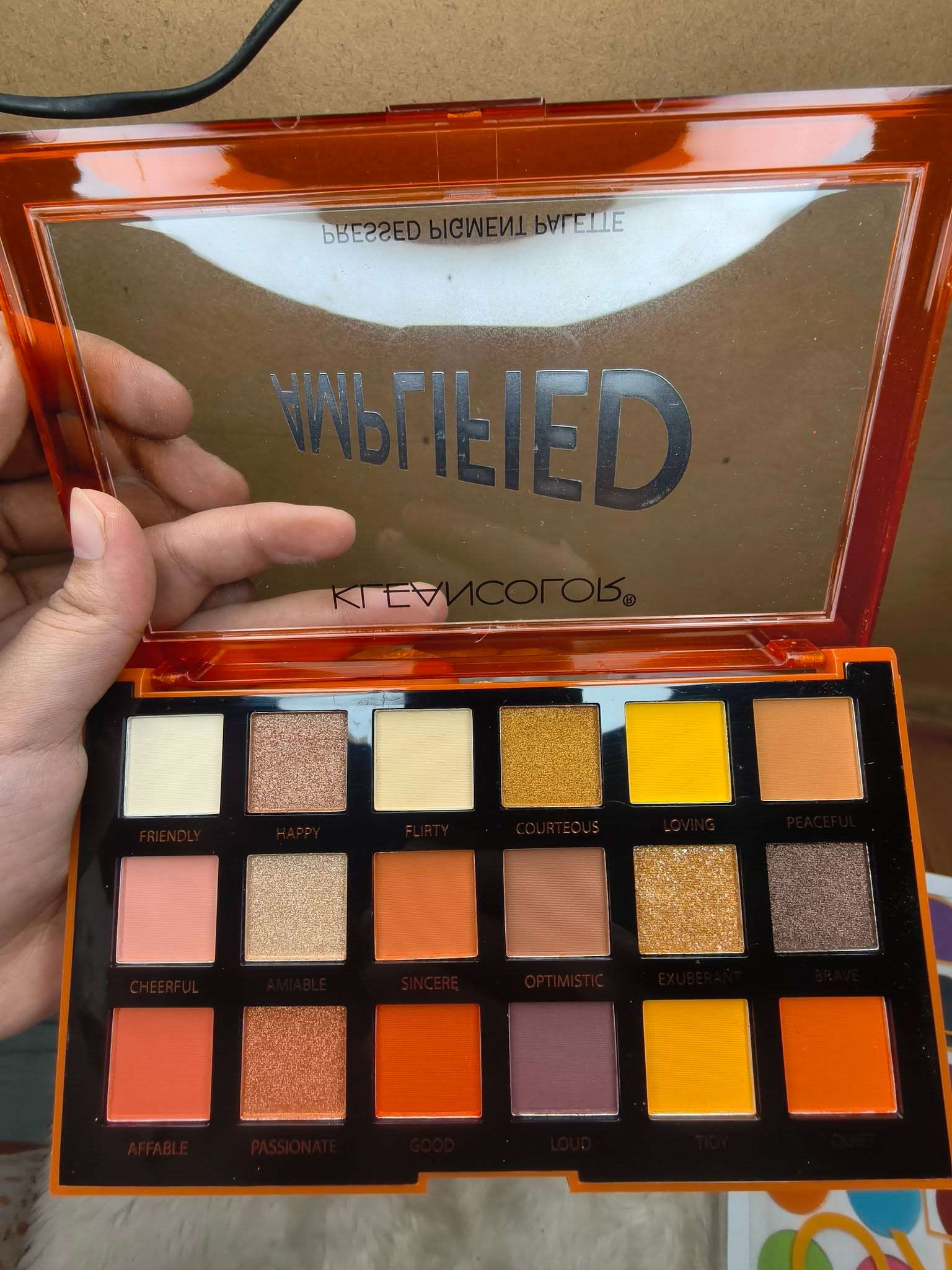 Kleancolor  AMPLIFIED-PRESSED PIGMENT PALETTE